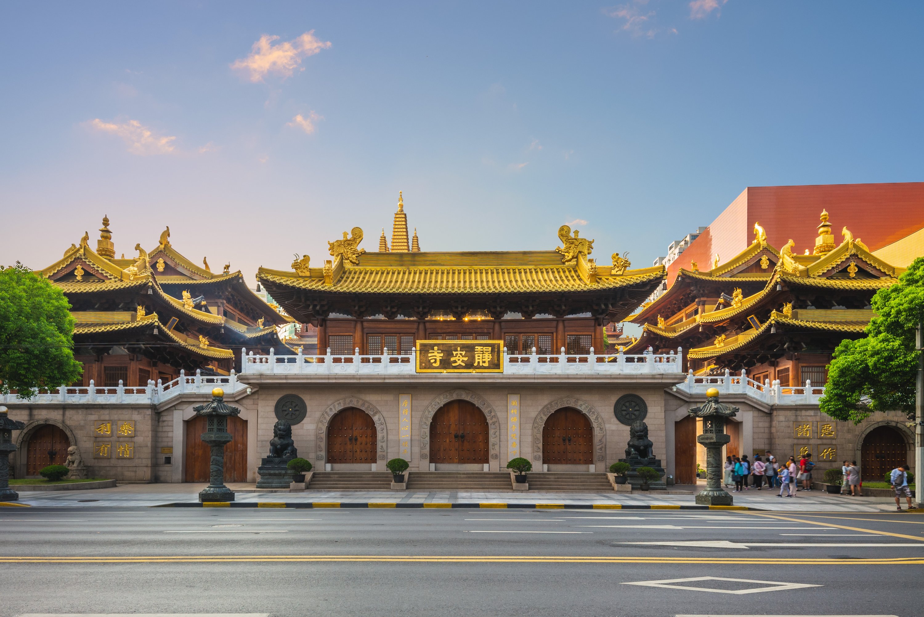 Jingan temple, a Buddhist temple in Shanghai, China. (Shutterstock)